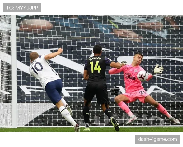 点球击中门框后弹回场内，规则如何处理？