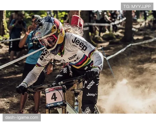 李冰洁训练室外蹲着喝奶茶？这和赛场上的她差太远了吧！