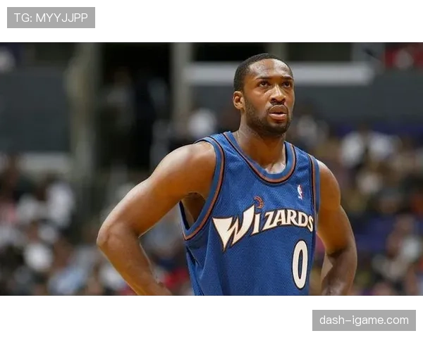 阿里纳斯无球跑动制造错位，拉开空间效率提升