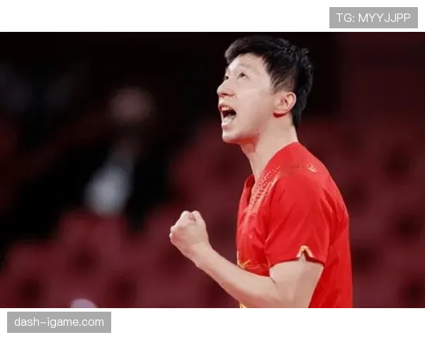 凯蒂·莱德基凌晨四点泡在泳池里啃能量棒的样子，真不愧是拿奖牌当早餐吃的主